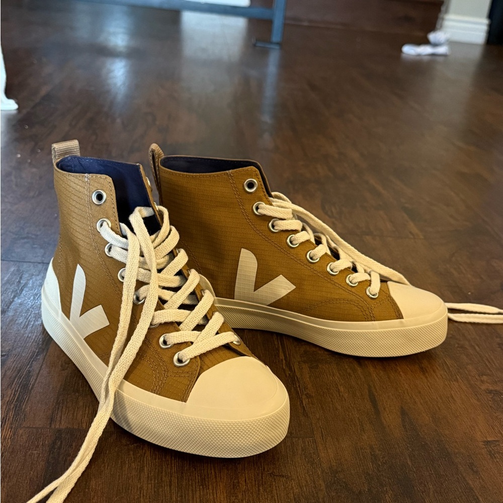 Veja High Top Sneakers Women’s Size 7 New in Box